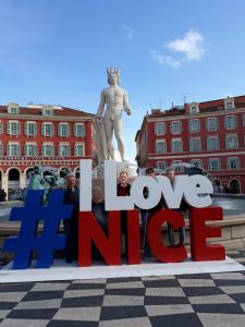 "I Love Nizza" - Statue mit diesem Schriftzug davor.